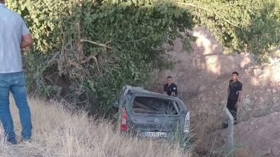 Adıyaman’da, sürücüsünün direksiyon hakimiyetini kaybettiği hafif ticari aracın şarampole yuvarlanması