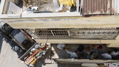 Mersin’de halk sağlığını tehdit eden çöp ev, ekiplerin müdahalesiyle temizlendi.