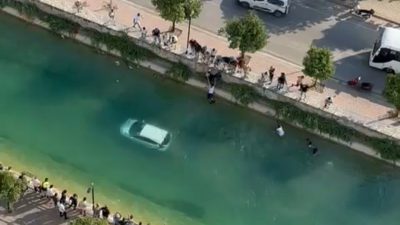 Adana’da sulama kanalına düşen araçtaki sürücü, vatandaşlar tarafından son anda