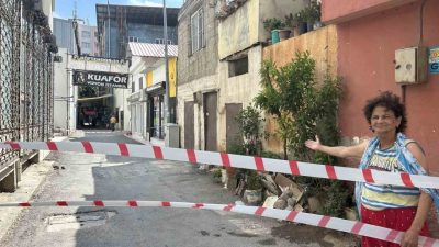 Mersin’in Tarsus ilçesinde yol çökmesinden dolayı evler yıkılma tehdidi ile