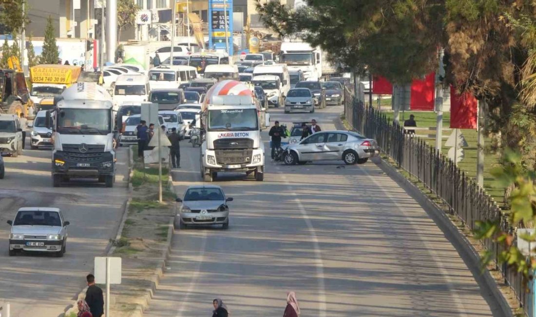 Adıyaman’da çarpışan araçlar, şehrin en işlek bulvarının trafiğe kapanmasına neden