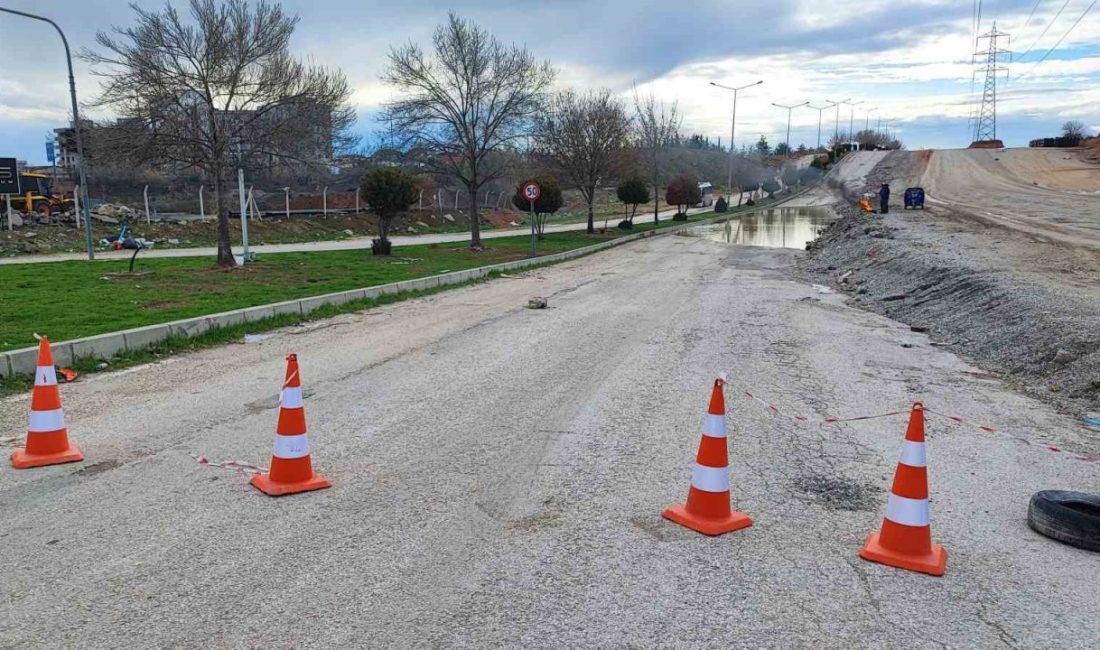 Adana’da belediyenin yağmur sonrası su birikintisi oluşan yolu kapatıp yapım