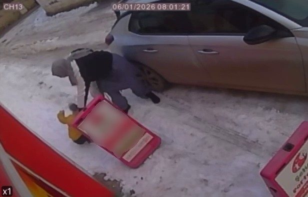 Buzlu yol vatandaşlara zor anlar yaşattı Adıyaman’da, buzlanan sokakta vatandaşlar, düşüp düşüp kalkarak ilerlemeye çalıştı. Adıyaman’da