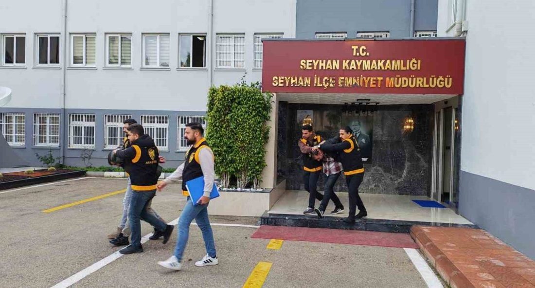 Evden AK-47 ve el bombası çıktı: 4 tutuklama Adana’da bir evde AK-47 ve el bombası ele geçirildi, yakalanan