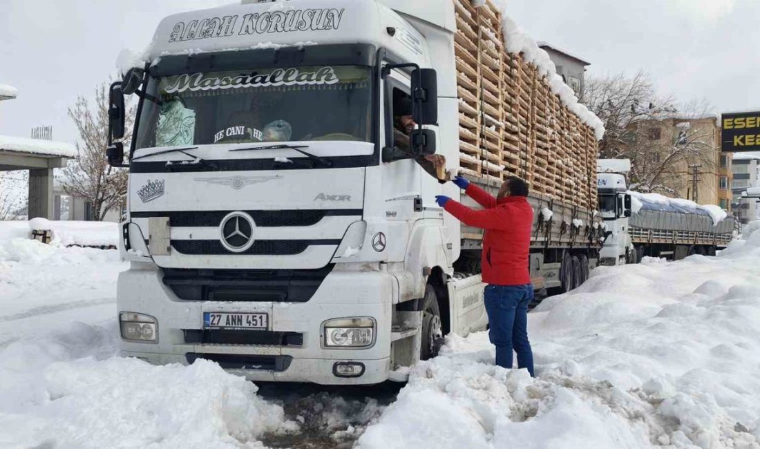 Kahramanmaraş Büyükşehir Belediyesi ekipleri, Edebiyat Yolu Kayseri istikametinde seyreden araç