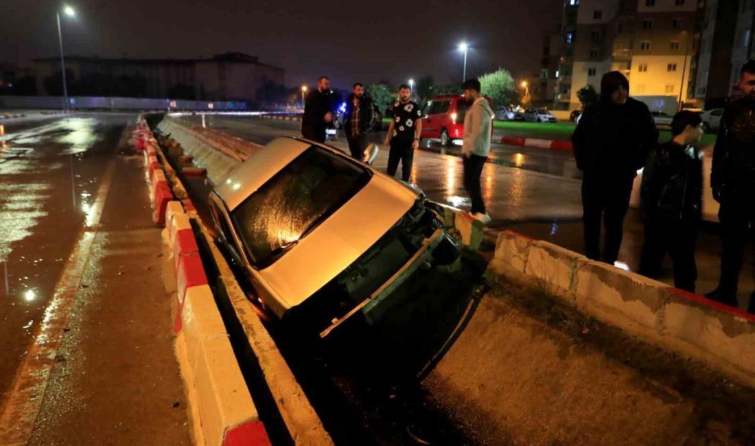 Antalya’da kayganlaşan yolda kontrolden çıkarak yağmur suyu tahliye kanalına uçan
