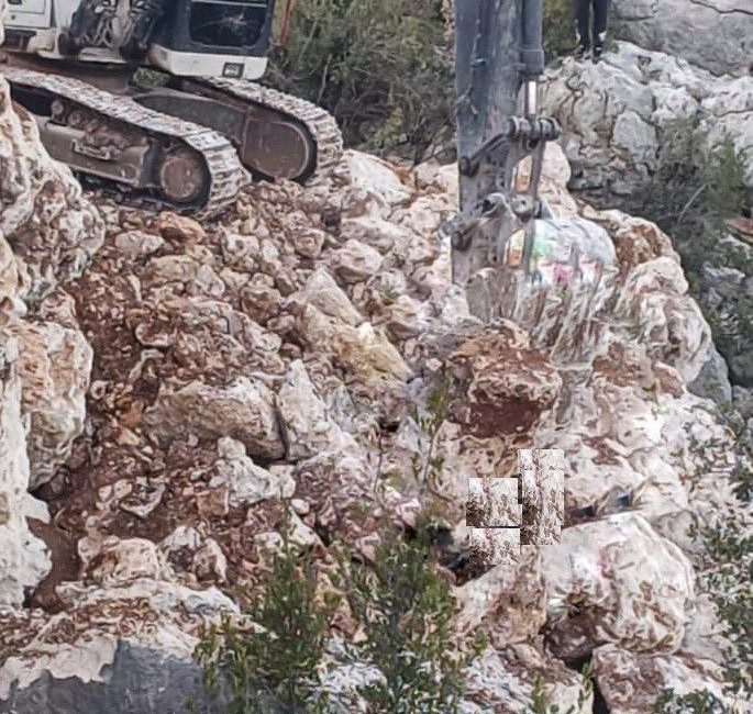 Mersin’in Silifke ilçesinde yıkılan kaya duvar parçalarının altında kalan bir