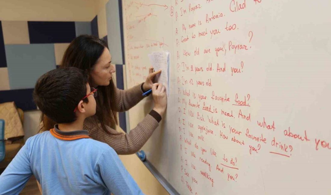 Kepez’de yabancı dil eğitimi ücretsiz Kepez Belediyesi, Mimar Sinan Akademi bünyesinde düzenlediği ücretsiz İngilizce ve