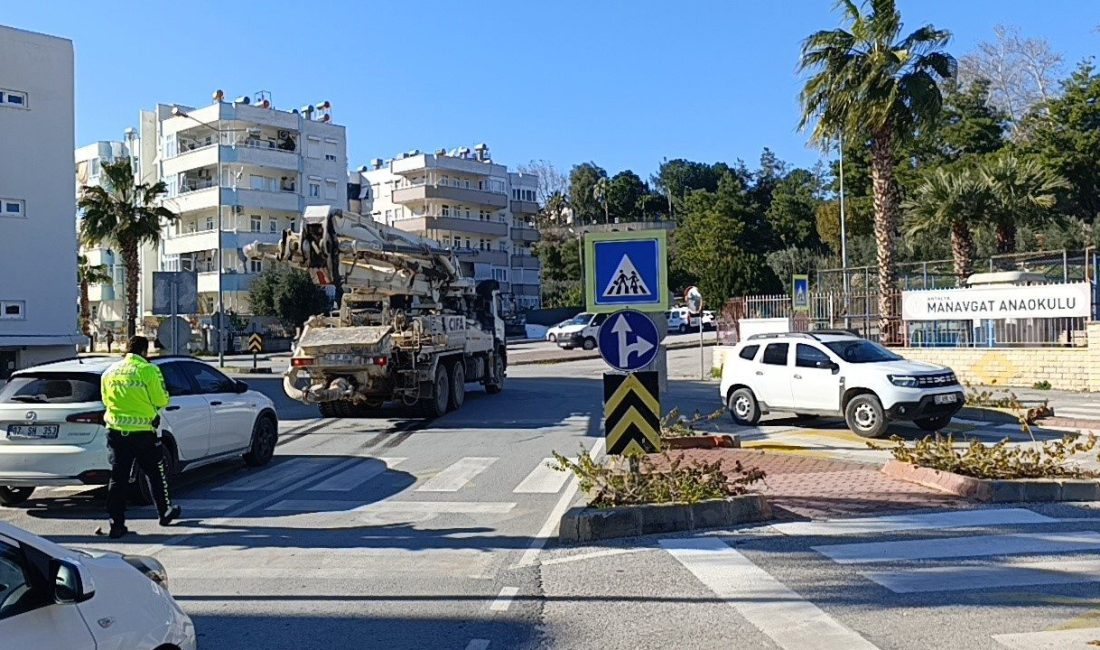 Motosiklet beton kamyonuna çarptı: 1 yaralı Antalya’nın Manavgat ilçesinde motosikletin beton kamyonuna çarpması sonucu meydana gelen