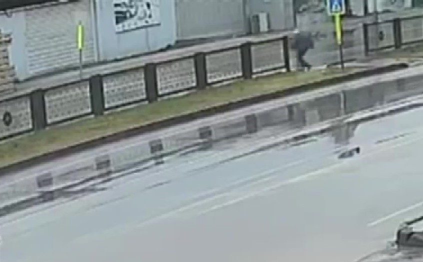 Otomobilin çarpması ile savrulan yaşlı adam hayatını kaybetti Adana’da yaya geçidinden yolun karşısına geçmek isteyen yaşlı adam, bir