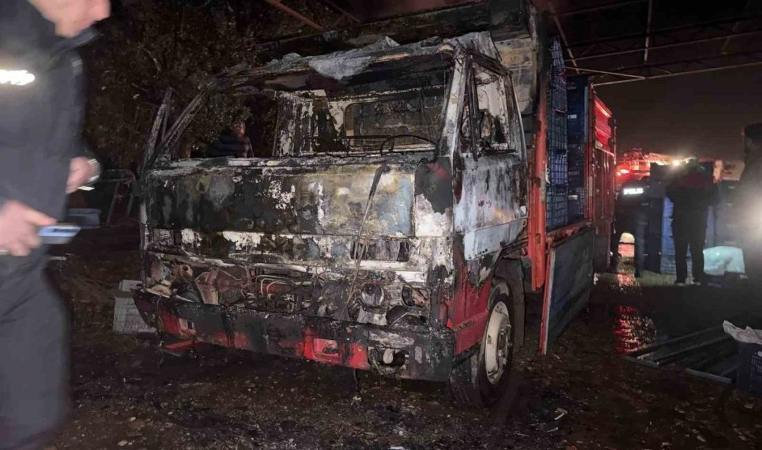 Antalya’nın Gazipaşa ilçesinde park halindeki kamyonet, çıkan yangın sonucu kullanılamaz