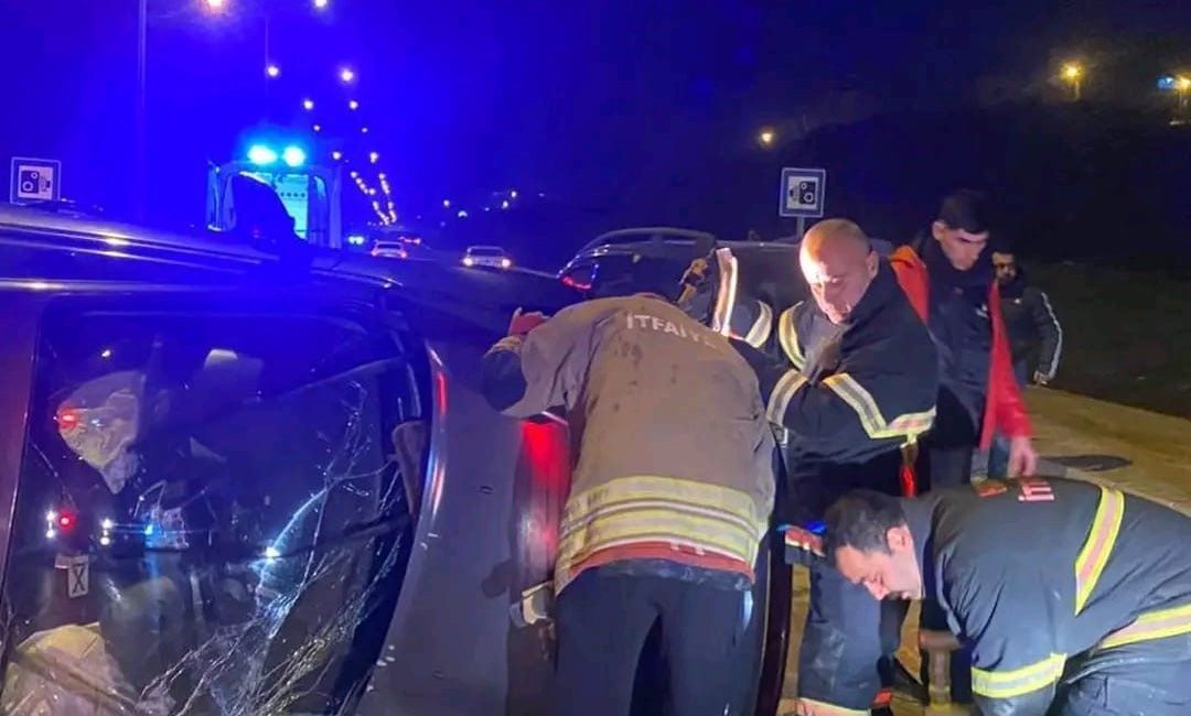 Vidanjöre çarparak devrilen otomobilin sürücüsü yaralandı Hatay’ın Defne ilçesinde vidanjöre çarparak takla atan ve yan yatan