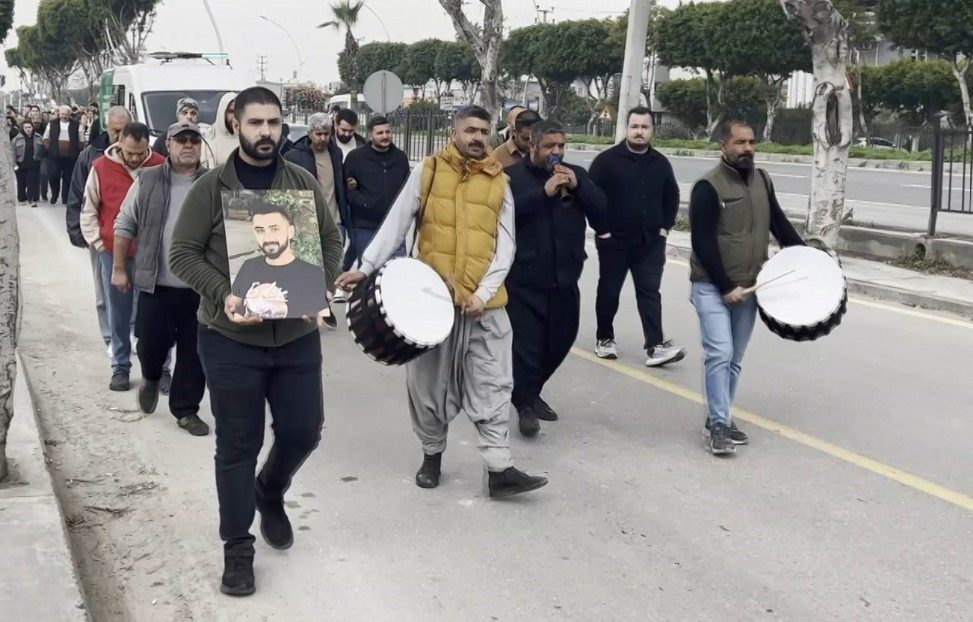 Mersin’in Tarsus ilçesinde motosiklet kazasında hayatını kaybeden genç adamın cenazesi,