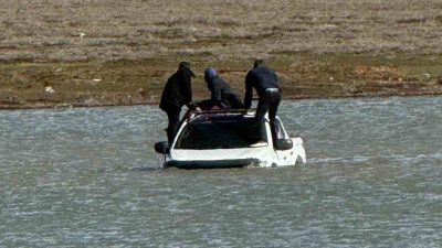 Kahramanmaraş’ta Ahır Dağı eteklerinde bulunan Karagöl’e araçlarıyla giren 3 kişi,