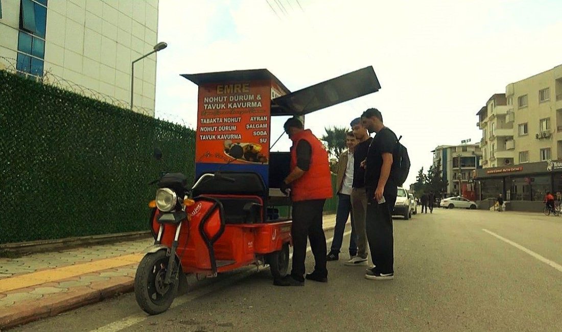 Hatay’da 1 metrekarelik ekmek teknesini motosiklet sırtında vatandaşların ayağına götüren