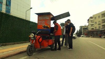 Hatay’da 1 metrekarelik ekmek teknesini motosiklet sırtında vatandaşların ayağına götüren