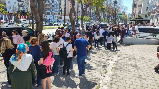 Adana’da bir iş yerinin tüm ürünleri 100 TL’ye satacağını duyurması