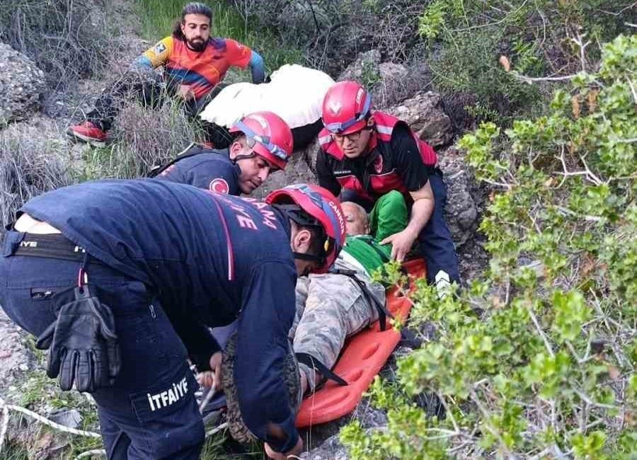 Adana’da yamaç paraşütü yapan bir kişi, ağaçlık alana düşerek mahsur