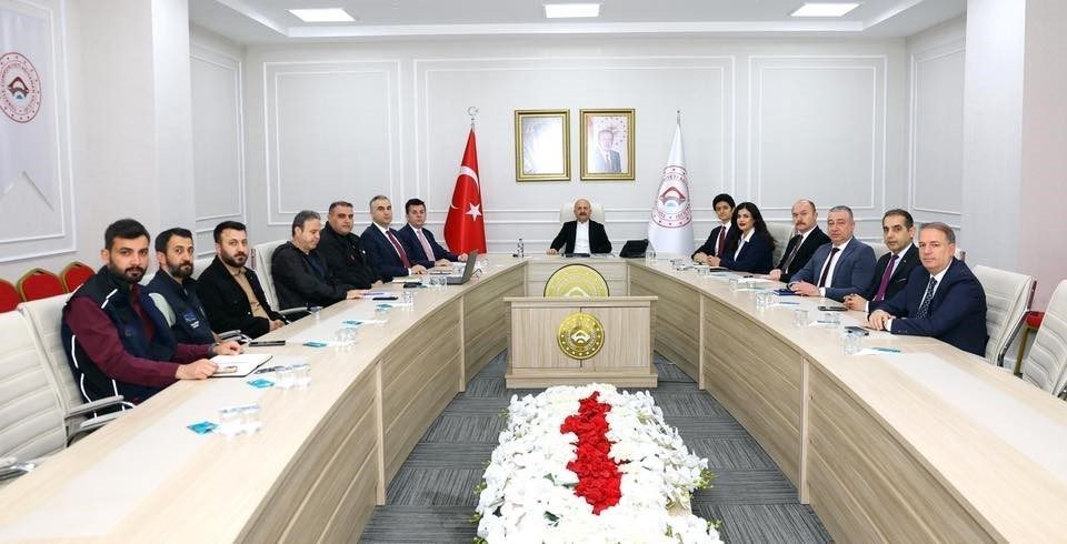 Adıyaman’da genelinde yürütülen çalışmaların değerlendirildiği Haftalık Koordinasyon Toplantısı Vali Osman