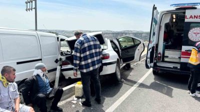 Adıyaman’ın Besni ilçesinde iki aracın çarpıştığı kazada 4 kişi yaralandı.