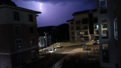 Adıyaman’ın Gölbaşı ilçesinde şimşekler geceyi aydınlattı. Gölbaşı ilçesinde aniden bastıran