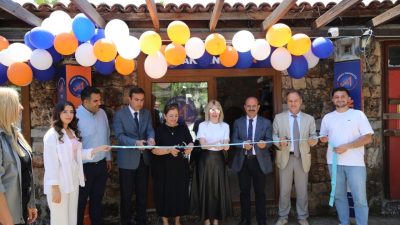 Akdeniz Üniversitesi yerleşkesindeki Olbia Çarşısı’nda Akdeniz Üniversitesi Logolu Ürünler Mağazası