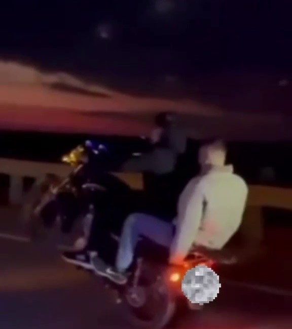 Hatay’da motosikletle akrobatik şovlar yaparak o anları sosyal medyada paylaşan