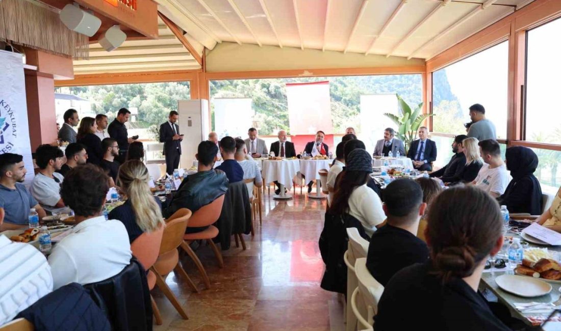 ALKÜ yönetimi üniversitede faaliyet gösteren öğrenci topluluklarıyla kahvaltıda buluştu. Alanya