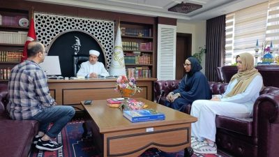 Antalya’nın Alanya ilçesinde düzenlenen ihtida merasiminde Almanya vatandaşı Beınroth Schneıders,