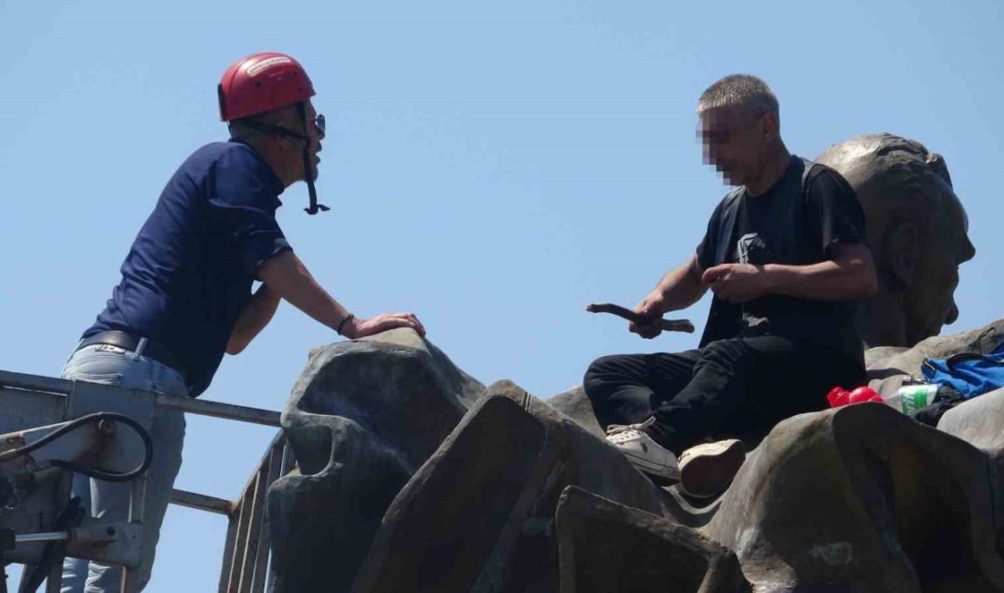 Antalya’da elinde benzin bidonu ile Atatürk heykelinin üzerine çıkan şahıs
