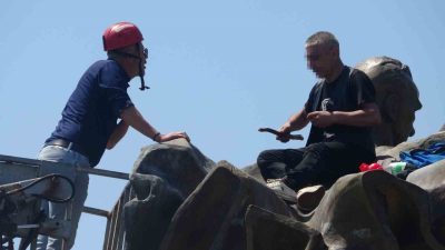 Antalya’da elinde benzin bidonu ile Atatürk heykelinin üzerine çıkan şahıs