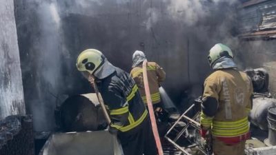 Hatay’da alevlere teslim olarak yanan iş yeri kullanılmaz hale geldi.