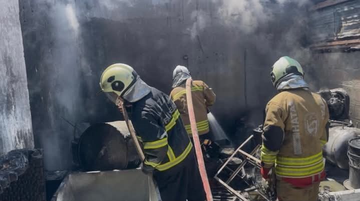 Hatay’da alevlere teslim olarak yanan iş yeri kullanılmaz hale geldi.