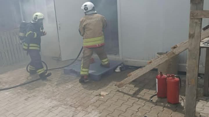 Hatay’da alevlere teslim olarak yanan konteyner, çıkan yangında kullanılamaz hale