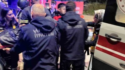 Hatay’ın Antakya ilçesinde hafif ticari araçla, motosikletin çarpıştığı kazada 2