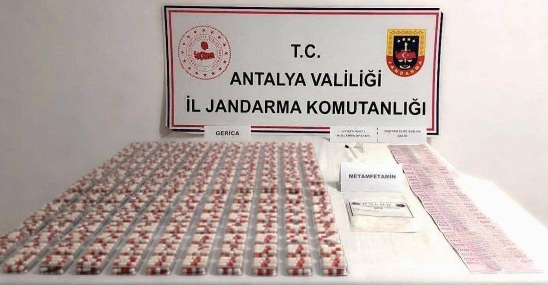 Antalya’nın Konyaaltı ilçesinde jandarma ekiplerince düzenlenen uyuşturucu operasyonunda bir şüphelinin