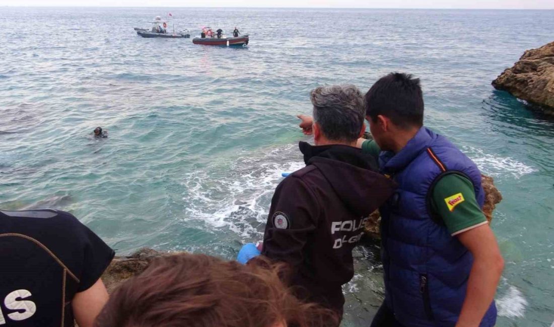 Antalya’da dün akşam saatlerinde üzerinde kıyafetleri ile denize giren ve