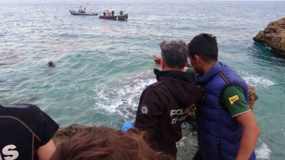 Antalya’da dün akşam saatlerinde üzerinde kıyafetleri ile denize giren ve