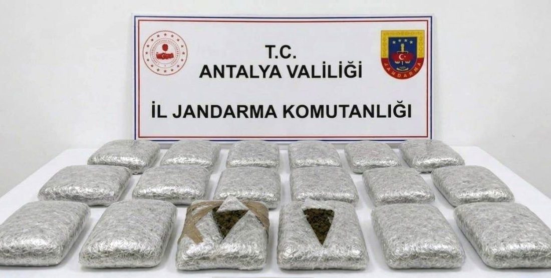 Antalya’nın Döşemealtı ilçesinde jandarma ekiplerince düzenlenen operasyonda bir araç içerisinde