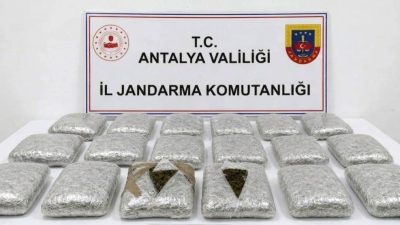 Antalya’nın Döşemealtı ilçesinde jandarma ekiplerince düzenlenen operasyonda bir araç içerisinde