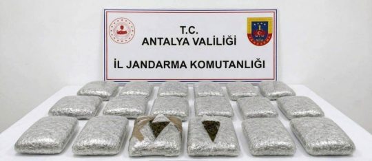 Antalya’nın Döşemealtı ilçesinde jandarma ekiplerince düzenlenen operasyonda bir araç içerisinde