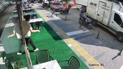 Antalya’nın Manavgat ilçesinde trafik ışıklarında bekleyen otomobilde bir anda patlama