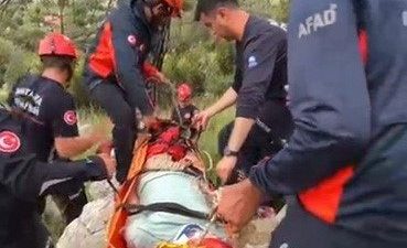 Antalya’da dağa tırmanırken düşerek yaralanan kişi, ekiplerin operasyonuyla kurtarıldı. Olay,
