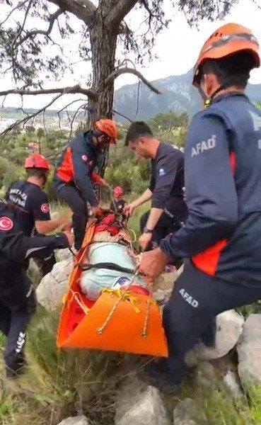 Antalya’da dağa tırmanırken düşerek yaralanan kişi, ekiplerin operasyonuyla kurtarıldı. Olay,
