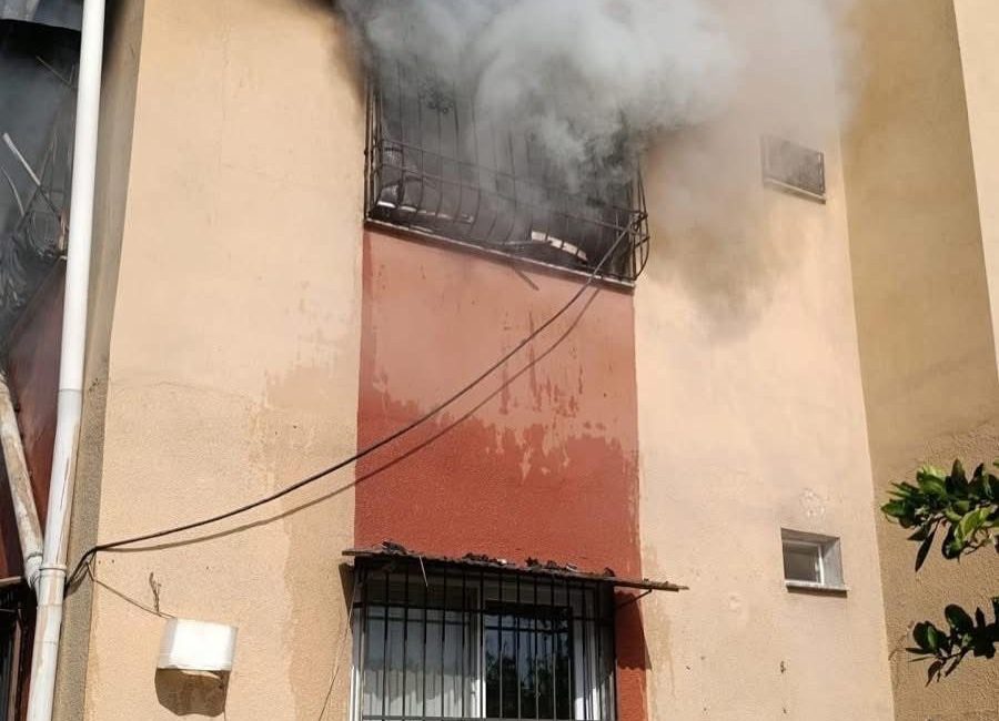 Hatay’da alevlere teslim olan apartman dairesindeki yangın, diğer evlere sıçramadan