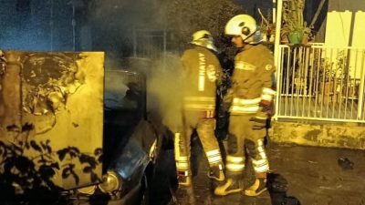 Hatay’da park halindeyken motor kısmı alevlere teslim olan otomobilde hasar