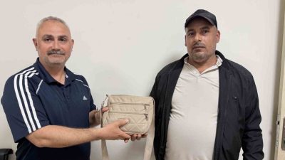 Mersin’in Tarsus ilçesinde emekli polis, içerisinde yaklaşık 250 bin TL’lik