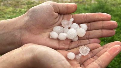 Hatay’da etkili olan erik büyüklüğündeki dolu yağışı vatandaşlara zor anlar