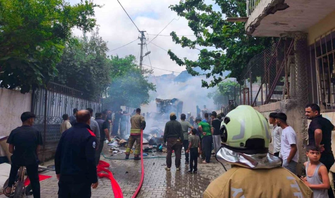 Hatay’da eşya yüklü pikap alevlere teslim oldu. Yangın, itfaiye ekiplerinin