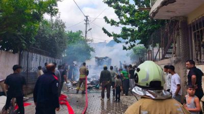 Hatay’da eşya yüklü pikap alevlere teslim oldu. Yangın, itfaiye ekiplerinin